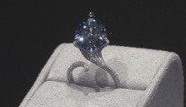 V Ženevě dražili luxusní šperky. Hlavní hvězdou byl diamant ve tvaru hrušky