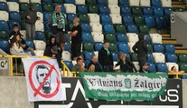 Sbal se! Fanoušci v Litvě chtějí odvolání trenéra, na hřiště mu naházeli kufry