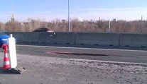 Na D1 u Ostravy je ve vozovce obří díra. Řidiči si o ní ničí auta