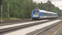Strojvedoucí údajně nerespektoval návěstidlo a strhnul trakční vedení. Způsobil obří škodu