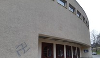V Ústí nad Orlicí řádí sprejeři, na divadlo nastříkali hákový kříž