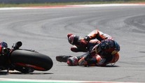 Děsivý pád v MotoGP: Lorenzo vstal, má ale zlomený obratel!