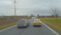 Nebezpečné předjíždění! Řidič jen těsně minul kamion