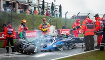 Těžká nehoda ve Formuli 1. Sargeantovo vozidlo začalo po nárazu hořet