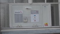V polském babyboxu našli předčasně narozené miminko. Je ve vážném stavu