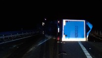 Dálnici D2 ve směru na Brno museli uzavřít. Převrátil se tam kamion