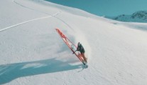 VIDEO: Windsurfing na sněhu! Sportovci si užívají jízdu v dechberoucí krajině