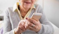 Rekord telefonátů: Místo cukroví a kapra drželi Češi o Vánocích mobily!
