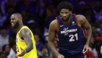 LeBron překonal další rekord, ale jeho Lakers zničil Embiid díky triple double