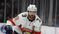 NHL má nového Ironmana! Bek Floridy přišel o 9 zubů, zápas ale dohrál