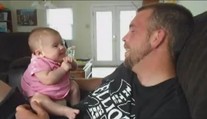 Toto video je HITEM INTERNETU! Dvouměsíční miminko říká tátovi "Miluji Tě!"