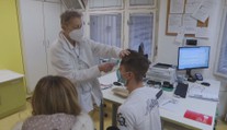 Pohotovosti praskají pod náporem dětí ve švech! Pacienti čekají i několik hodin