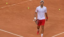 Djokovič opět v ráži! Lítala raketa a praskaly struny, rozhodčí zasáhl