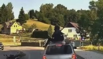 Motorkářka přežila děsivou nehodu. Pád zachytila palubní kamera