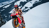 Než vyrazí lyžaři... Slavný Kitzbühel zdolal motocyklista Márquez!