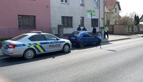 Honička u Prahy. Při zatýkání řidiče se zranili dva policisté!