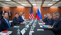 Američané obnovují jednání s Ruskem o Ukrajině. Rubio se v Asii potkal s Lavrovem