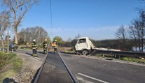 Vážná nehoda na Písecku: Vlak na přejezdu narazil do náklaďáku