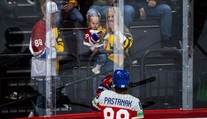 Táta na ledě, holky v hledišti. Pastrňáka ve Švédsku podporovala žena s dcerkou