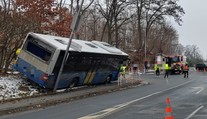 Nehoda autobusu v Domažlicích. Mladý řidič měl vozidlo špatně zabrzdit