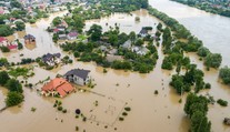 Ruské rakety zasáhly přehradu. Voda zaplavila rodné město Zelenského
