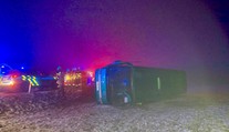 Autobus kvůli mlze skončil na boku, čtyři cestující se zranili