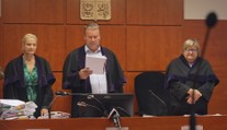 Dvojice měla 700 lidem neoprávněně poskytnout řidičáky. Soud jim snížil tresty