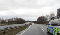 Žena za tmy přebíhala čtyřproudou silnici. Srazilo ji auto, nepřežila