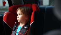 Žena zapomněla syna v rozpáleném autě. Dítě ve voze zemřelo