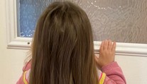 Dívka má vlasy jako pohádková bytost. Lidé kvůli tomu nevěří, kolik jí je