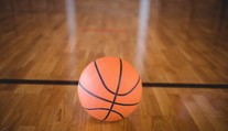Dospělá trenérka se vydávala za 13letou dívku a hrála basketbal na střední škole