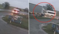 Řidič mikrobusu předvedl vražedný manévr. Pátrá po něm policie! VIDEO