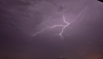 Meteorologové určili, kde za pár hodin udeří bouřky. Hrozí kroupy a prudký vítr