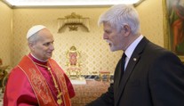 Papež přijede do Česka. Přijal Pavlovo pozvání