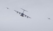 Česko slaví 25. výročí vstupu do NATO. Nad Prahou proletěly gripeny