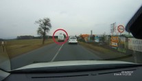 VIDEO: Zběsilou jízdou ohrožoval ostatní! Policie hledá řidiče dodávky