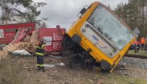 Vlak se po srážce s náklaďákem u Příbrami skoro převrátil, čtyři zranění