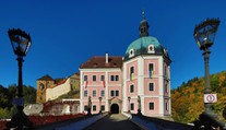 Útoky na český zámek: Šlechtické barvy si lidé pletou s vlajkou Ukrajiny