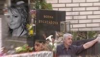 POHŘEB IVETY BARTOŠOVÉ: Rychtář rozhodl, že IVETU uloží do hrobu ke svému dědovi!