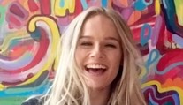 Nevyrovnaný mladík unesl přítelkyni. Krásná dívka teď trpí každý den