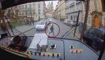 VIDEO: Tramvaják jako anděl strážný! Zachránil malého chlapce