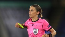 Přepsala historii! Francouzská sudí jako první žena řídila kvalifikaci MS