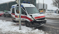 Sanitka v Praze na sněhu narazila do aut. Tři lidé jsou zranění