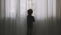 Z okna ve čtvrtém patře vypadlo dítě. Do nemocnice ho transportoval vrtulník