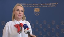 Příspěvek až milion a trestný čin nevadí. Černochová chce víc lidí do armády