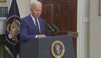 Mezinárodní trapas. Biden potřeboval "tahák", kdy se má posadit a kdy zdravit