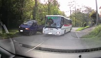 Brzdil jsem i očima, popsal hrůzný zážitek muž! Málem jej smetl autobus