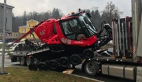 V Tanvaldu spadl Rolls-Royce mezi rolbami za 12 milionů. Zablokoval dopravu