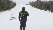 Policie opět zastavila vlek na Vaňkově kopci na Ostravsku. Lyžaře vozí rolba