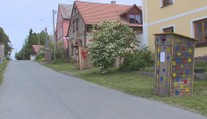 Vzpoura proti chybějící kanalizaci. Obec na Karlovarsku zdobí kadibudky